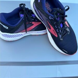 Brooks Women's Black and Pink Athletic Shoes